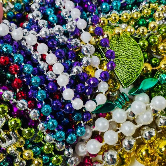 Mardi Gras Beads Party Random Lot 35 Mixed Colors & Styles Bud Light Medical NY - Picture 10 of 10